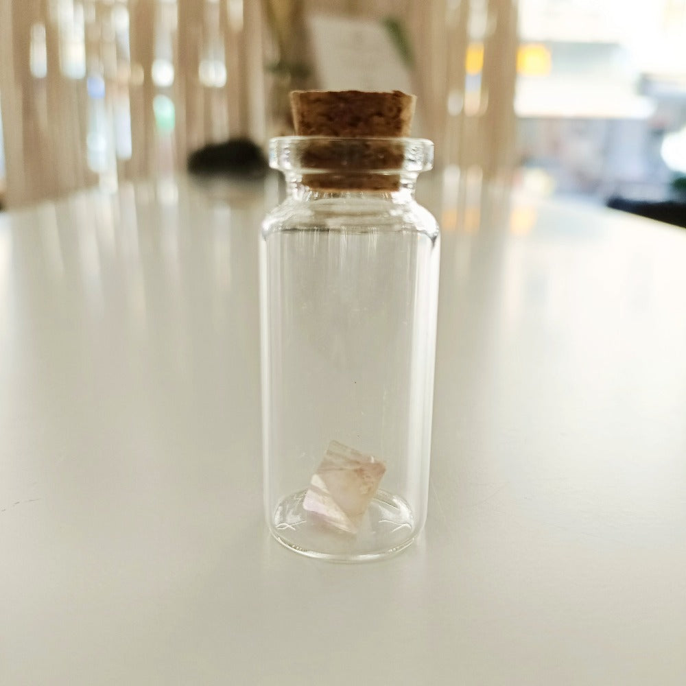 Fluorit in Glasflasche mit Korken