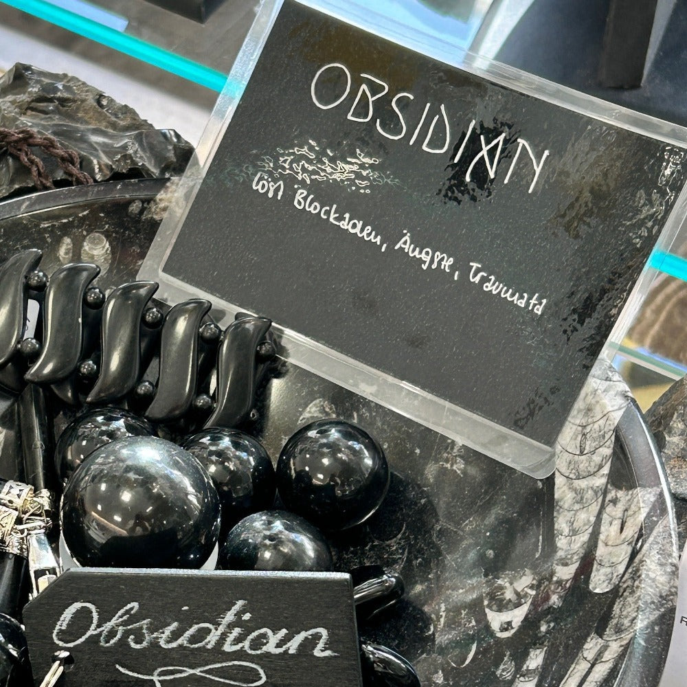 Sortiment schwarzer Obsidian